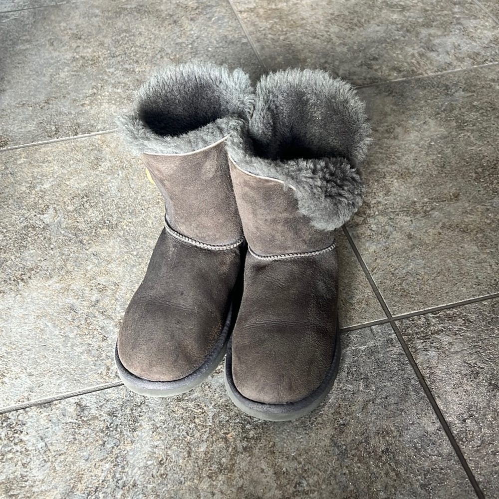 UGGS women Australia gray size 6